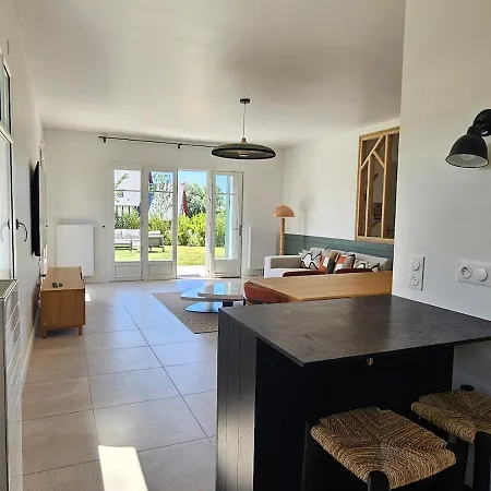 Beautiful Family Home, 4 Bedrooms, 3 Bathrooms, Quiet, Lovely Place * Довиль