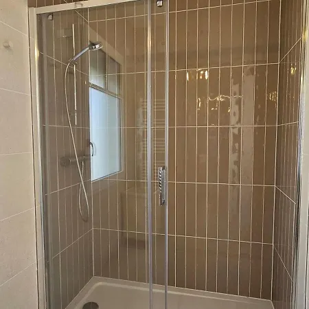 Beautiful Family Home, 4 Bedrooms, 3 Bathrooms, Quiet, Lovely Place * 多维尔