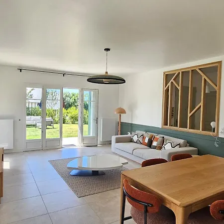 Beautiful Family Home, 4 Bedrooms, 3 Bathrooms, Quiet, Lovely Place 别墅