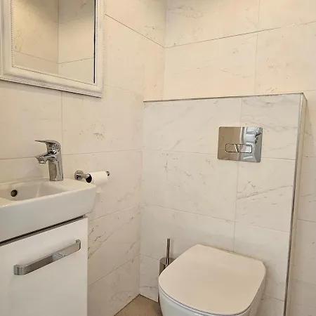 Beautiful Family Home, 4 Bedrooms, 3 Bathrooms, Quiet, Lovely Place 别墅