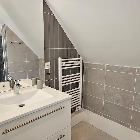 Beautiful Family Home, 4 Bedrooms, 3 Bathrooms, Quiet, Lovely Place 别墅