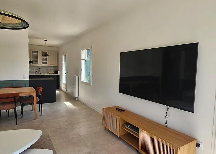 Beautiful Family Home, 4 Bedrooms, 3 Bathrooms, Quiet, Lovely Place