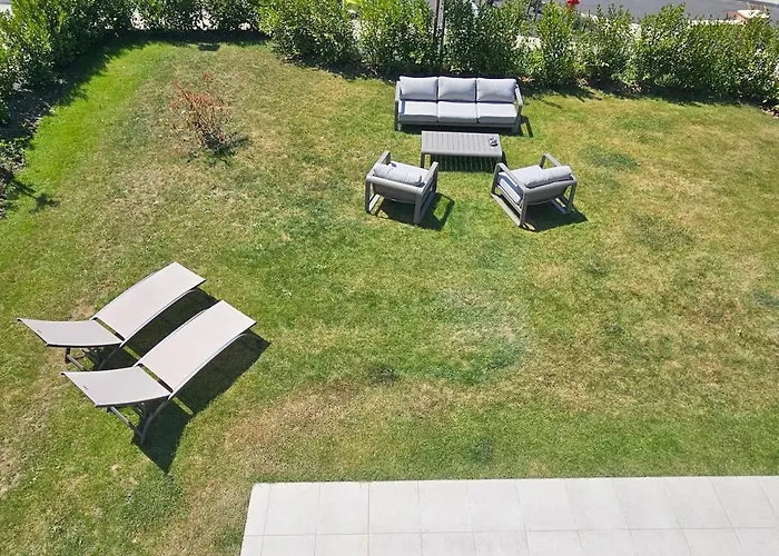 Beautiful Family Home, 4 Bedrooms, 3 Bathrooms, Quiet, Lovely Place 别墅 *