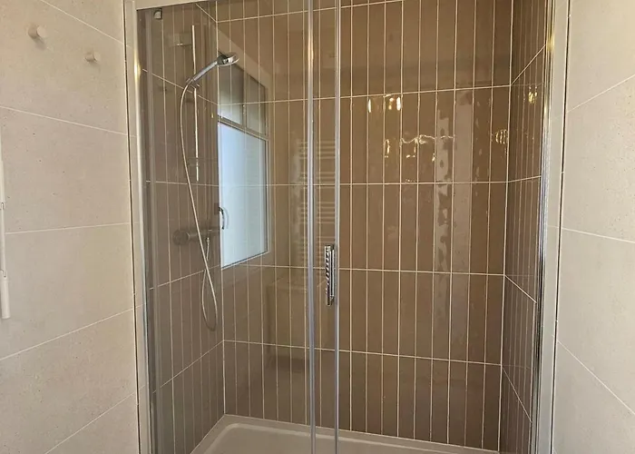 Beautiful Family Home, 4 Bedrooms, 3 Bathrooms, Quiet, Lovely Place * 多维尔