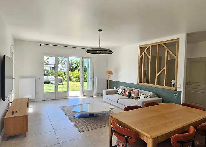 Beautiful Family Home, 4 Bedrooms, 3 Bathrooms, Quiet, Lovely Place 别墅