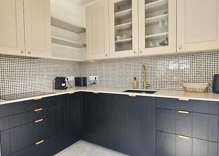 Beautiful Family Home, 4 Bedrooms, 3 Bathrooms, Quiet, Lovely Place 别墅 *