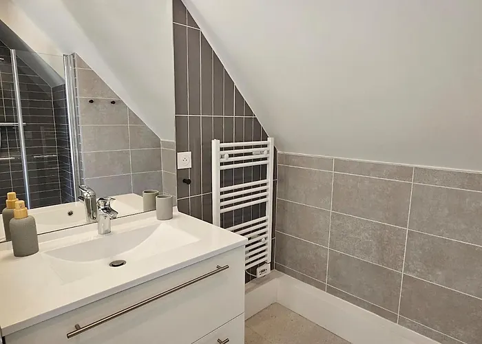 Beautiful Family Home, 4 Bedrooms, 3 Bathrooms, Quiet, Lovely Place 别墅