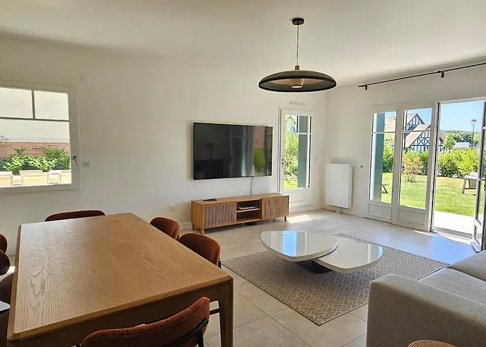 Beautiful Family Home, 4 Bedrooms, 3 Bathrooms, Quiet, Lovely Place